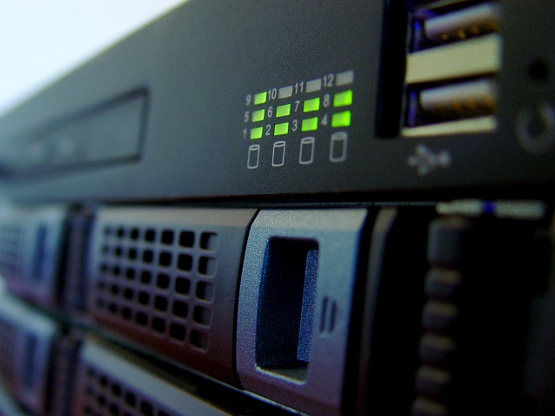 Storage software and hardware solutions for server failure